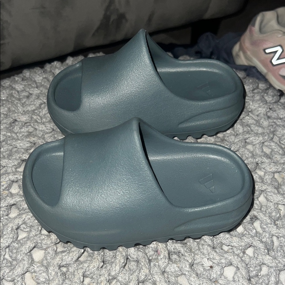 Yeezy Kids Slippers - Deep Gray